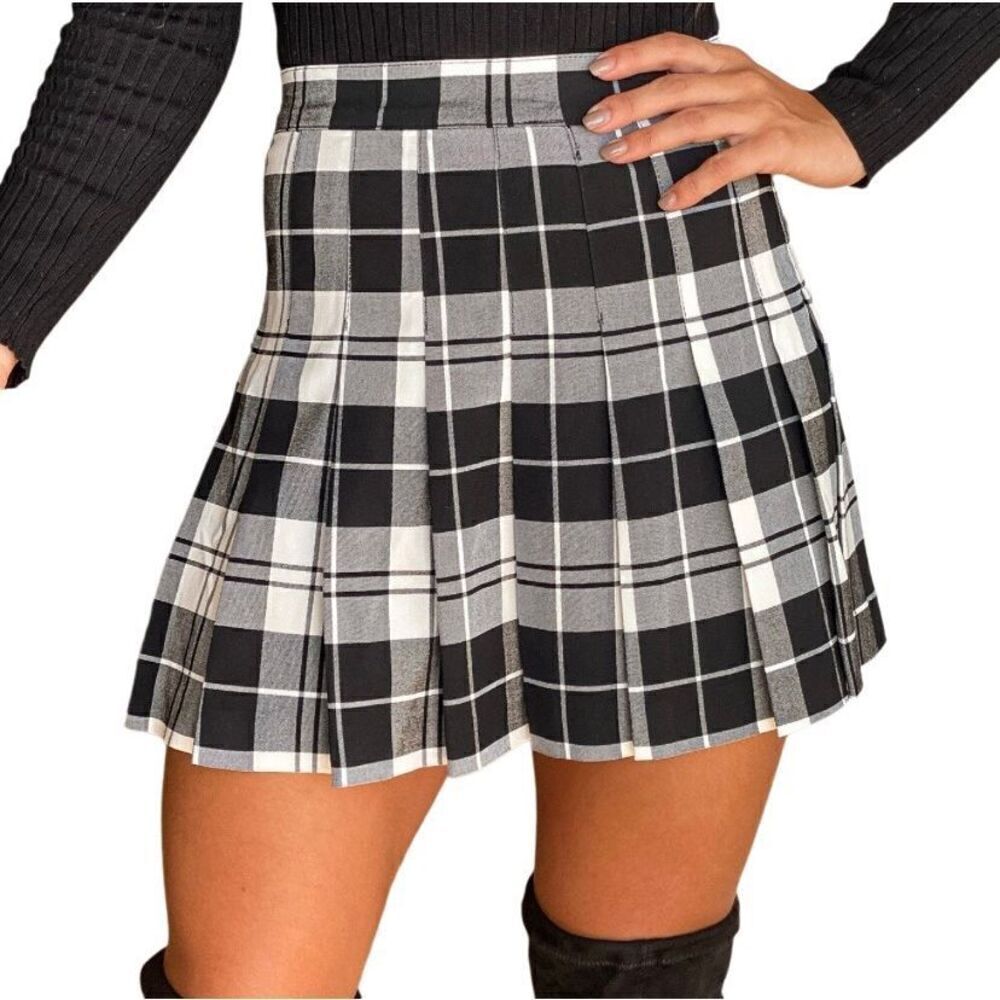 Love tree black and white plaid, pleated tennis miniskirt size large ￼